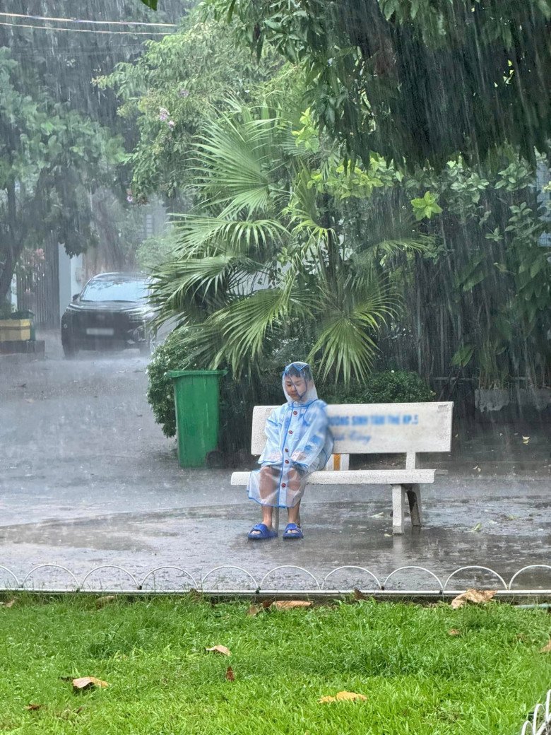 Cậu bé được ba mẹ bảo bọc, nên lần đầu tắm mưa thấy vô cùng thích thú.