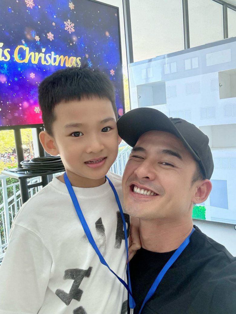 Nam diễn viên cùng quý tử trải nghiệm ngôi trường mới.