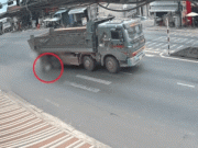 Tin tức - Nữ sinh bị xe ben cán 2 lần ở Quảng Trị: Góc camera hé lộ diễn biến thương tâm