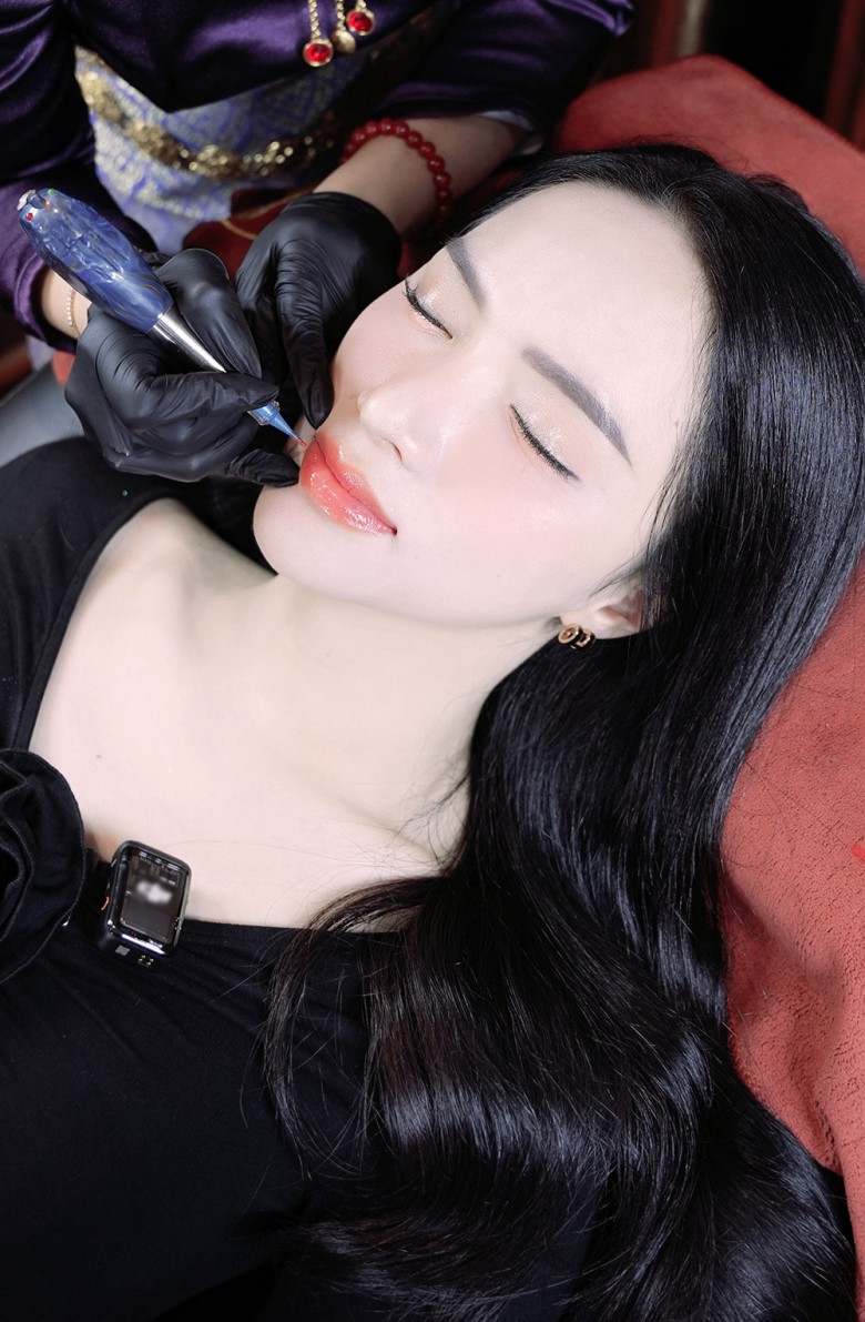 Hoa hậu, ca sĩ Hương Giang bất ngờ “trùng tu” nhan sắc dù đã được nhận xét rất đẹp.