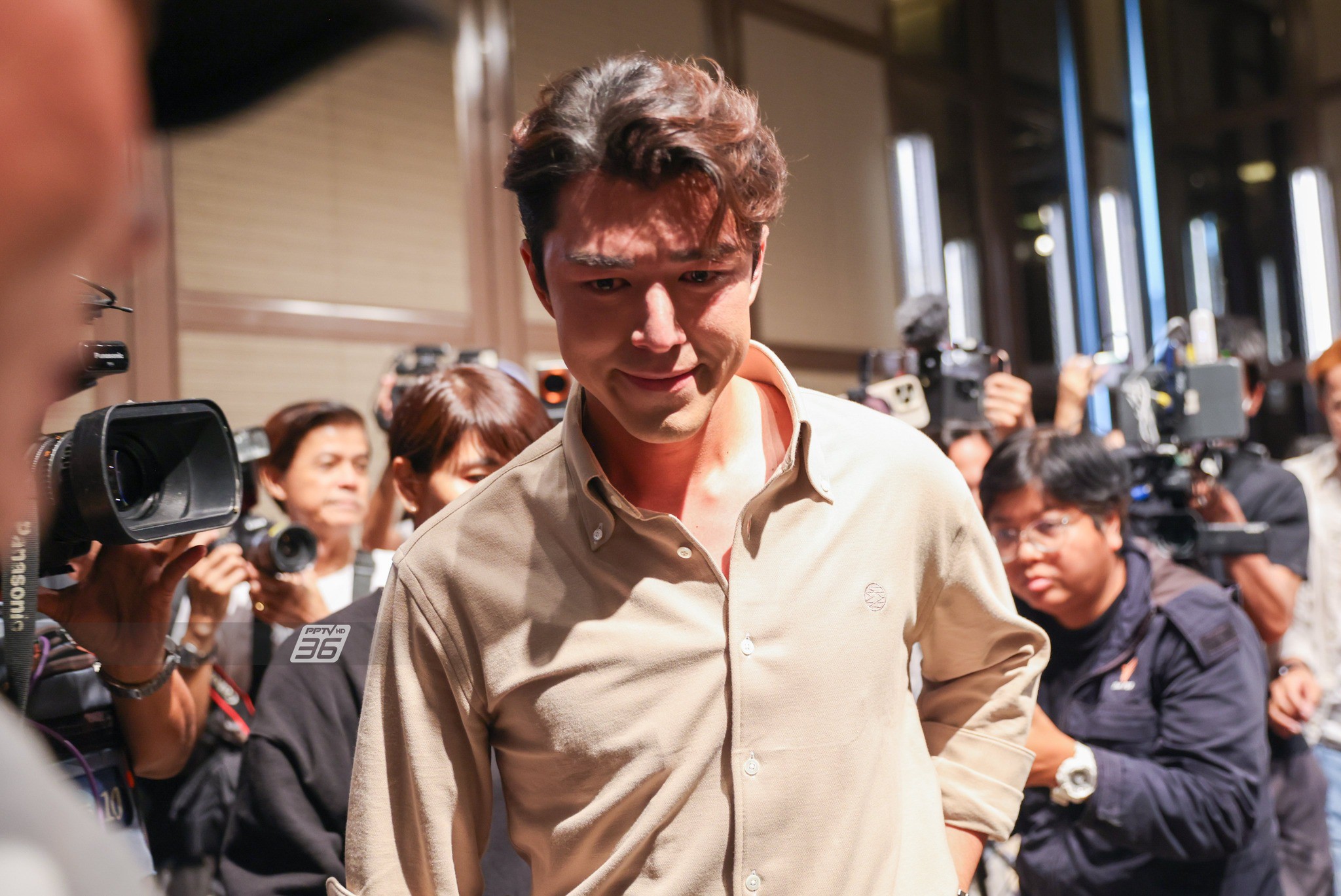 Nam diễn viên rưng rưng nước mắt tại họp báo sau tuyên bố chia tay.