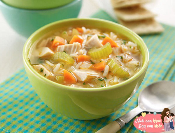 Ăn cơm chan canh thay thế cho các loại thức ăn chính, bé sẽ không thể nhận đủ dinh dưỡng cần thiết.