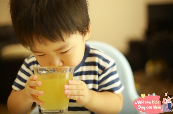 Bố mẹ nên cho trẻ uống nước ép trái cây với lượng phù hợp.