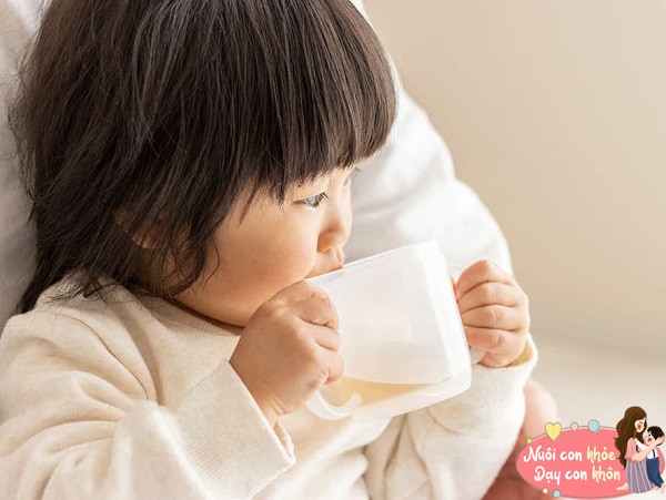 Chú ý khi cho trẻ dưới 1 tuổi uống nước.