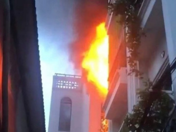 Lửa cháy ngùn ngụt tại tầng 3 ngôi nhà ở Hà Nội