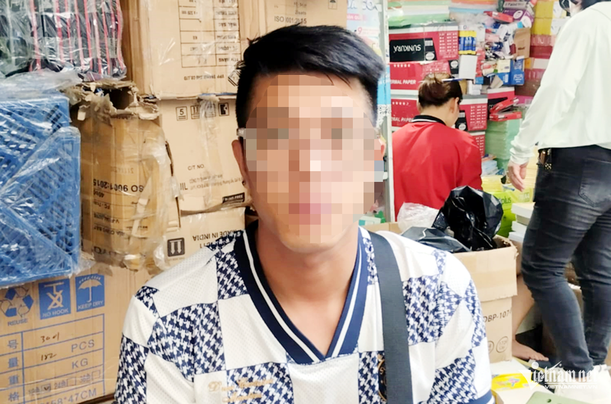 Anh T.V. đau đớn khi em gái bị nạn tử vong. Ảnh: T. D.