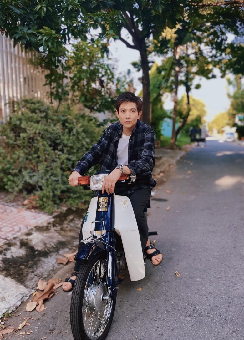 Nam diễn viên trên con xe Dream vẫn giữ được vẻ điển trai thường thấy.
