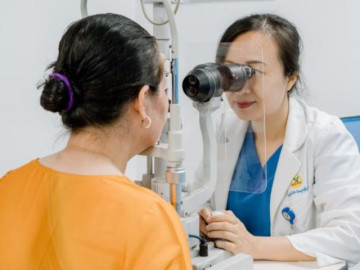 Người phụ nữ mắc viêm bờ mi vì bị loài vật nhỏ xíu tấn công lên mắt