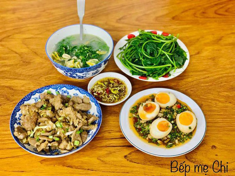 Bữa ăn này gồm các món: Trứng ngâm tương, vịt rang gừng, rau lang luộc, canh (Ảnh: Hồng Chi)
