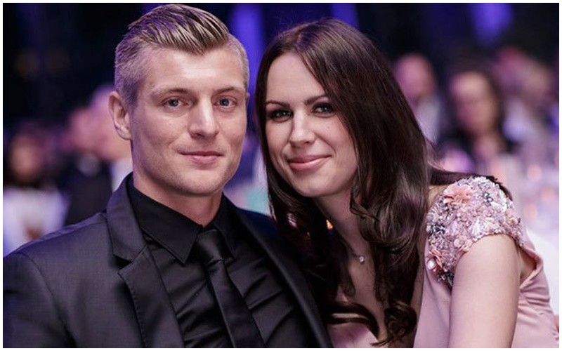 Tiền vệ người Đức Toni Kroos và bà xã Jessica Farber gắn bó từ ngày tuổi mười tám, đôi mươi. 
