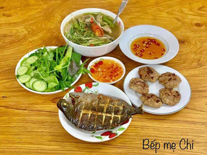 Bữa ăn này có: Cá nướng, chả viên, canh chua cá. (Ảnh: Hồng Chi)
