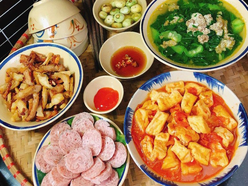 Bữa ăn này gồm các món: Đậu phụ sốt cà chua - Canh cua rau mùng tơi, mướp - Nạc nọng heo rang tóp mỡ - Nem chua - Cà pháo muối. (Ảnh: Thuỳ Duyên).
