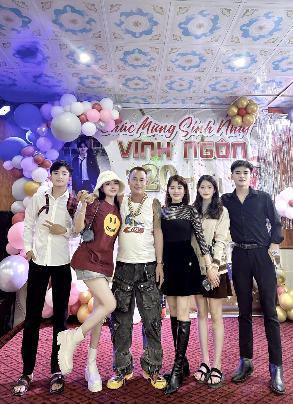 Vợ chồng anh Thoan cùng 4 người con đã trưởng thành