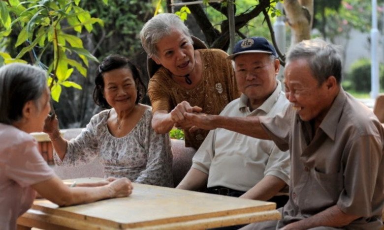 Họ khuyên tôi cứ sống ở quê, con cái không quan tâm thì đã có bạn bè hàng xóm, tôi không phải lo. (Ảnh minh họa)