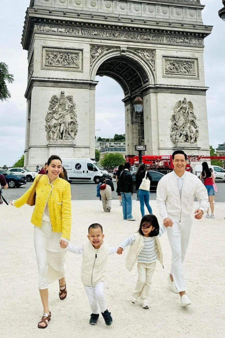 Gia đình Hồ Ngọc Hà dạo chơi ở Paris, Pháp. 