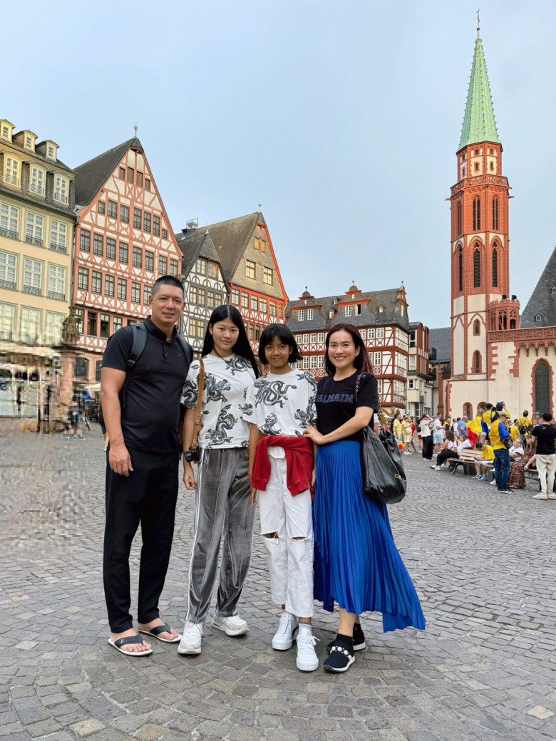 Bình Minh và vợ con đi du lịch 6 nước châu Âu.