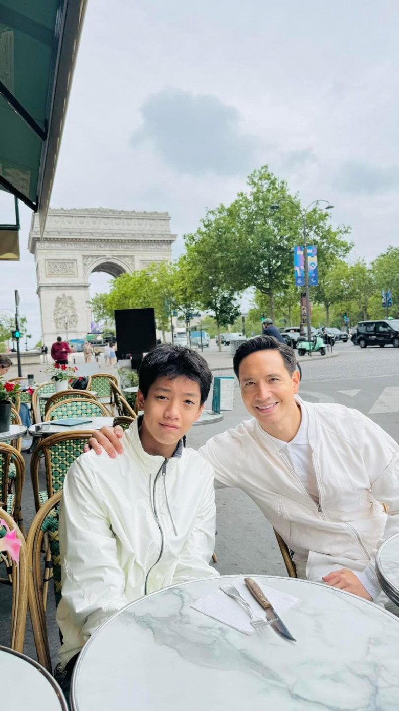 Subeo cũng có mặt trong chuyến đi, chụp ảnh thân thiết cùng Kim Lý.