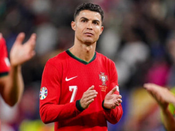 Xót xa: Ronaldo thất thần, cố nén những giọt nước mắt cay đắng trong trận đấu cuối cùng tại Euro