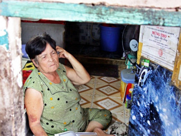 Quyết định bất ngờ của cụ bà 30 năm sống cô độc trong gầm cầu thang TPHCM