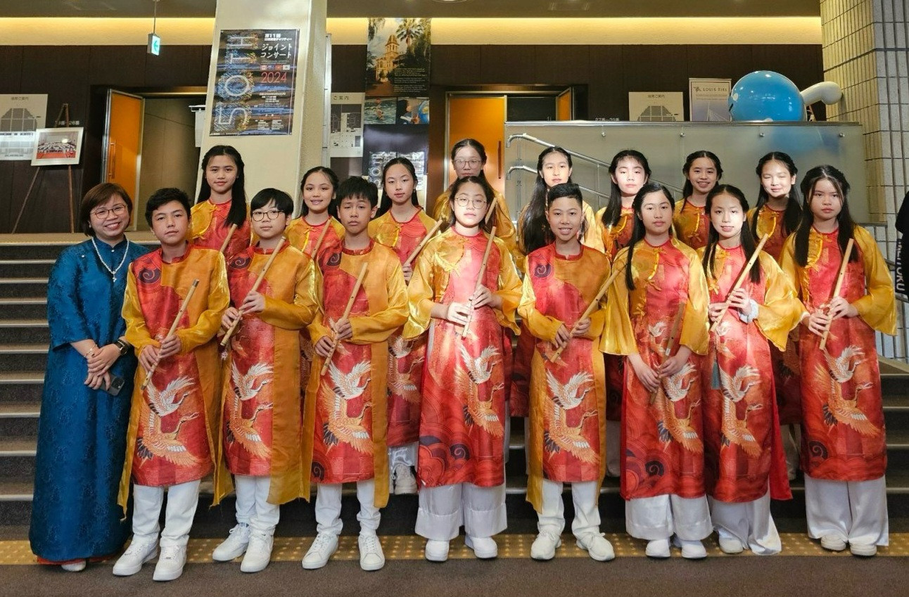 Hiệu trưởng Nguyễn Huyền Trang cùng các học trò Trường THCS Ngoại ngữ.