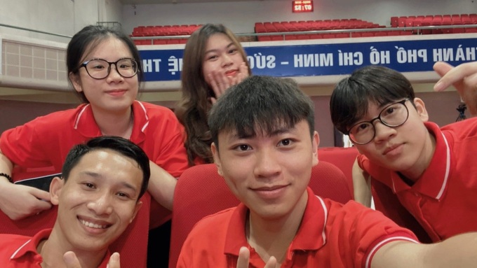 Nhật Linh (ngoài cùng bên phải) bên cạnh các thành viên đội thi Olympic Hoá học của Đại học Sư phạm Hà Nội. Ảnh: Nhân vật cung cấp