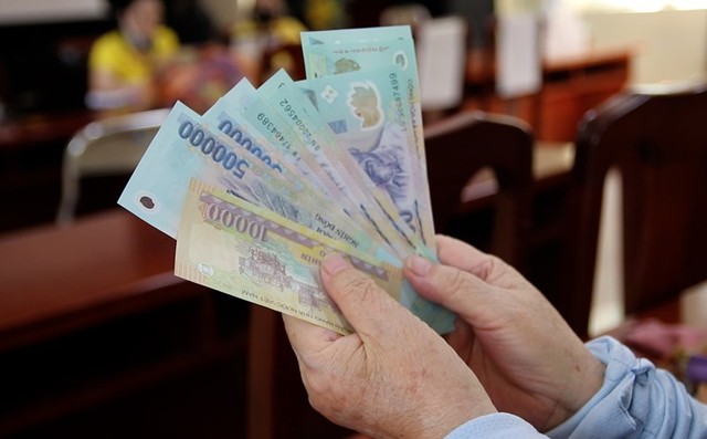 Ngay trong kỳ lương tháng 7, các trường hợp thụ hưởng sẽ được nhận mức lương mới. Ảnh minh họa: TL