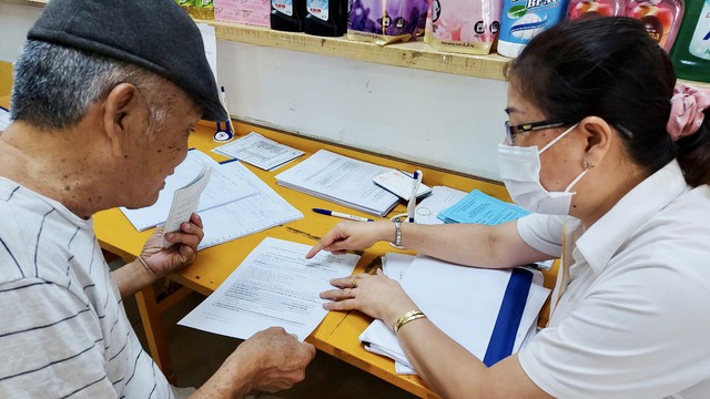Công dân Việt Nam từ đủ 75 tuổi trở lên, không hưởng lương hưu, trợ cấp BHXH được hưởng trợ cấp hưu trí xã hội