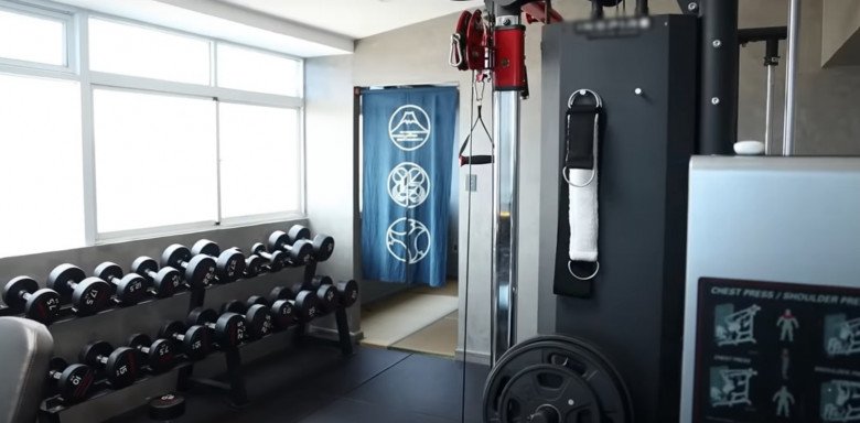 Các tầng trên sẽ gồm phòng gym, phòng thờ và vườn BBQ. Phòng gym mini tại nhà của anh được trang bị nhiều dụng cụ, mời PT đến nhà tập mỗi khi bận rộn. 