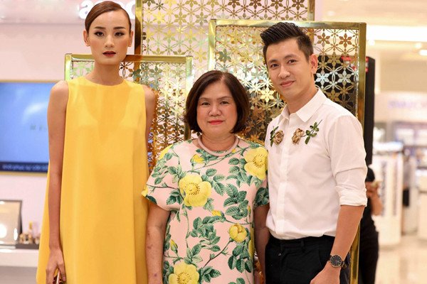 Lê Thúy cho biết từ ngày về làm dâu, mẹ chồng rất yêu thương và tạo điều kiện cho cô phát triển sự nghiệp.