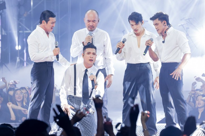 Nhóm Quý ông đa tình khiến khán giả xúc động bởi loạt ca khúc ballad.