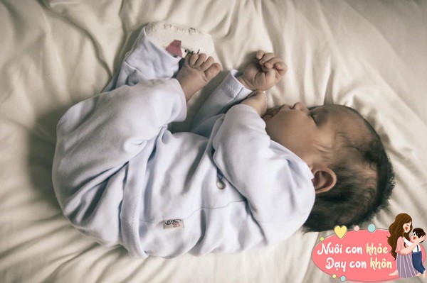 Trẻ ngủ tư thế cuộn tròn thể hiện sự nhạy cảm và nội tâm khá mỏng manh.