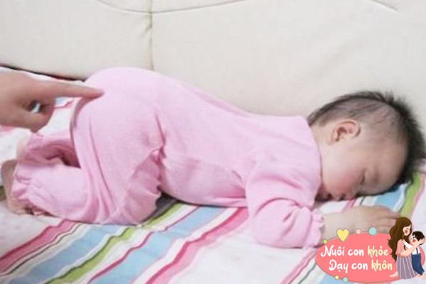 Có nhiều khả năng trẻ nằm sấp khi ngủ, chẳng hạn như khó chịu ở đường tiêu hóa.
