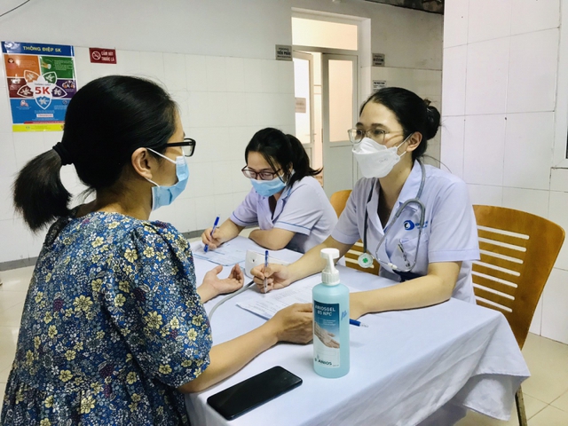 Tư vấn tiêm phòng vắc-xin cho a classTextlinkBaiviet hrefhttps://eva.vn/phụ nữ/a mang thai. Ảnh: Bệnh viện Bãi Cháy