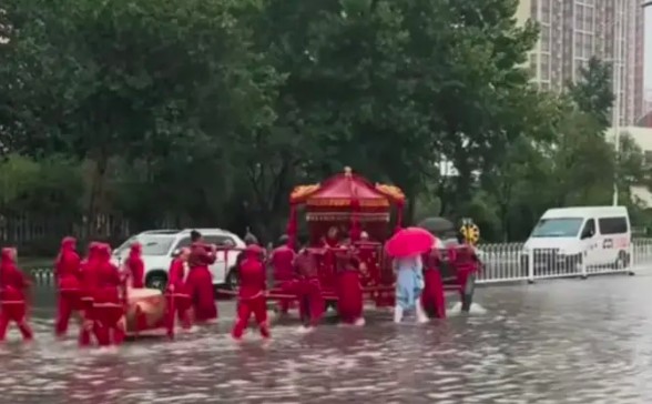 Cô dâu được đón bằng kiệu 8 người khiêng.