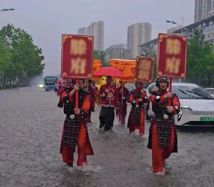 Đám cưới đặc biệt trong ngày mưa gió ngay lập tức thu hút nhiều sự quan tâm và chú ý.