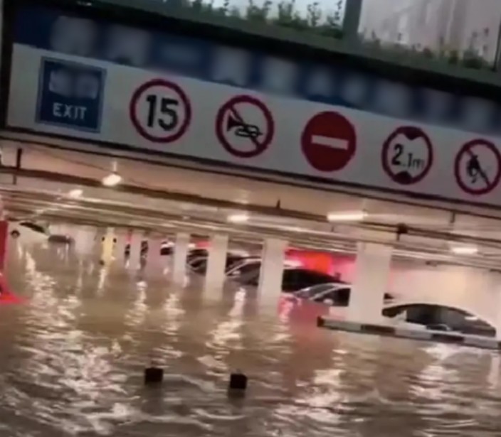 Nhiều nơi tại Lâm Nghi đã huy động các máy bơm công suất lớn để xử lý tình trạng ngập tầng hầm.