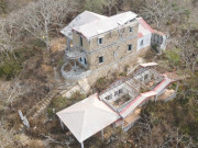 Tin tức - Căn biệt thự bỏ hoang bí ẩn nằm cheo leo trên đỉnh núi ở An Giang, danh tính chủ nhân vẫn là ẩn số