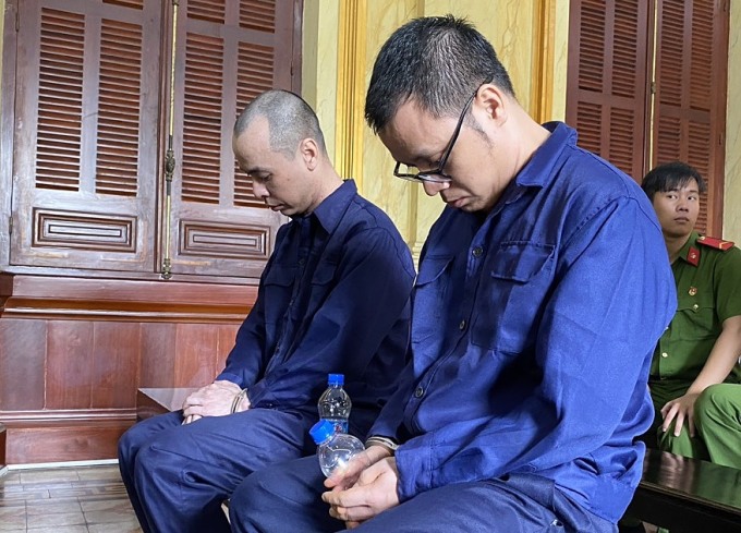 Bị cáo Huỳnh Thanh Thuận (trái) và Phạm Đỗ Nhật Duy tại tòa hôm nay. Ảnh: Bình Nguyên