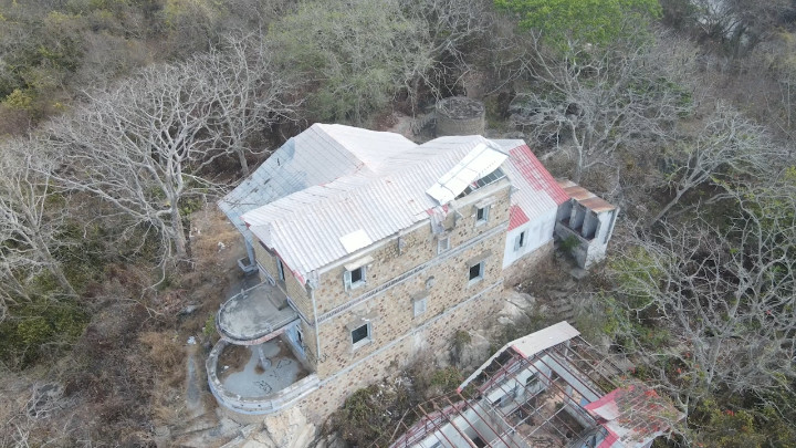 Hình ảnh bao quát nhìn từ trên xuống của ngôi biệt thự cổ bị bỏ hoang nhiều năm gần đỉnh núi Sam