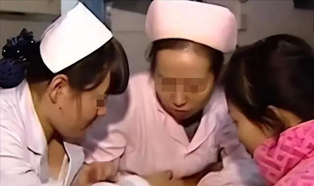 Quách Trân đau khổ khi nghe tin 2 con song sinh không qua khỏi.