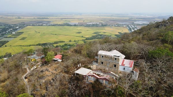 Ngôi nhà nằm cheo leo ở núi Sam, biệt lập ở một khu nên nhìn heo hút, vắng vẻ sau khi bị bỏ hoang nhiều năm