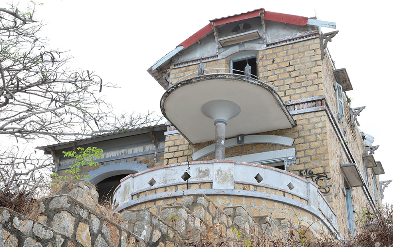 Cận ảnh một góc của biệt thự cổ được làm từ các phiến đá núi, đá tổ ong… theo phong cách cổ xưa