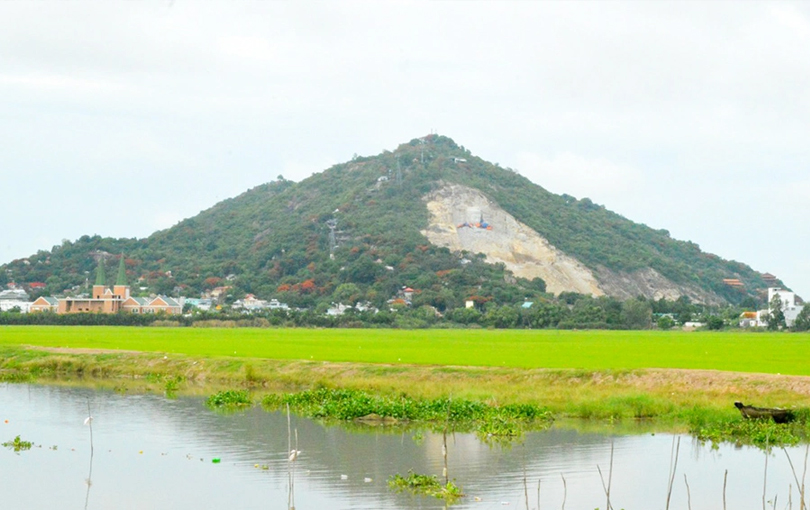 Có nhiều thông tin đồn thổi tâm linh về ngôi nhà ở núi Sam, nhưng tất cả chỉ là truyền miệng, chưa có kiểm chứng