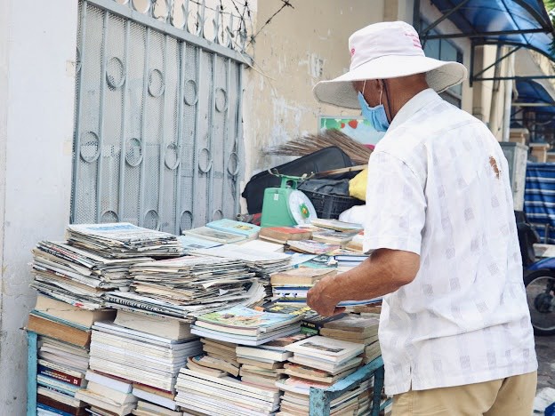 Tiệm sách kỳ lạ ở Sài Gòn: amp;#34;Khách trả tiền bao nhiêu cũng được, mua 1 ông chủ lại tặng thêm 2...amp;#34; - 4