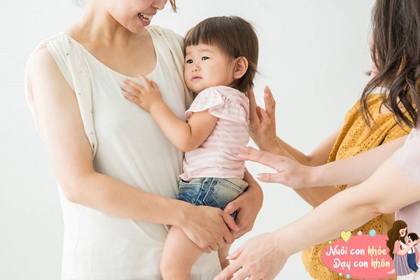 Khi trẻ tiếp xúc với người có mùi nồng nặc như thuốc lá, rượu hay mồ hôi, sẽ cảm thấy khó chịu.