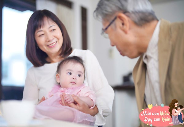 Những đặc điểm. biểu cảm khuôn mặt dịu dàng sẽ thu hút bé hơn.