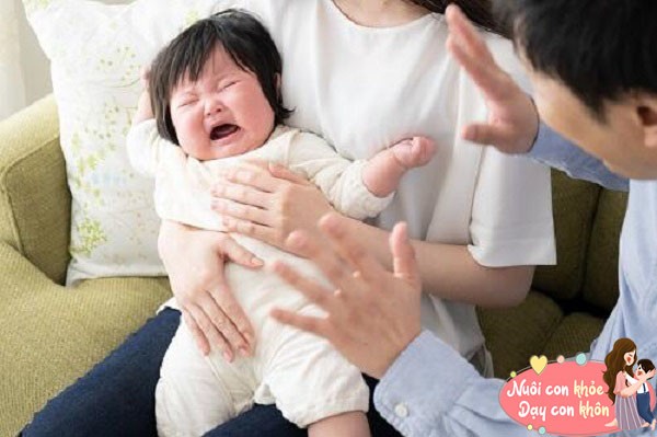 Nhiều trẻ sơ sinh khóc khi gặp người lạ.