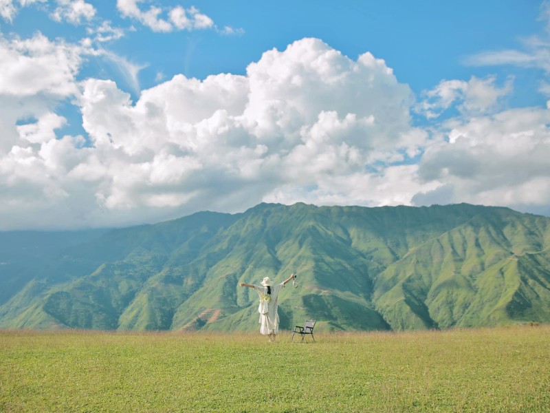 Đặt chân đến “thiên đường săn mây” Tà Xùa (Sơn La), mà không ghé thăm thảo nguyên Tà Xùa thì quả là đáng tiếc. Chẳng cần phải đi đâu xa khi đất nước ta vẫn còn rất nhiều nơi đẹp tựa trời Tây như thế này! (Ảnh: Diệp Hữu Đạt)
