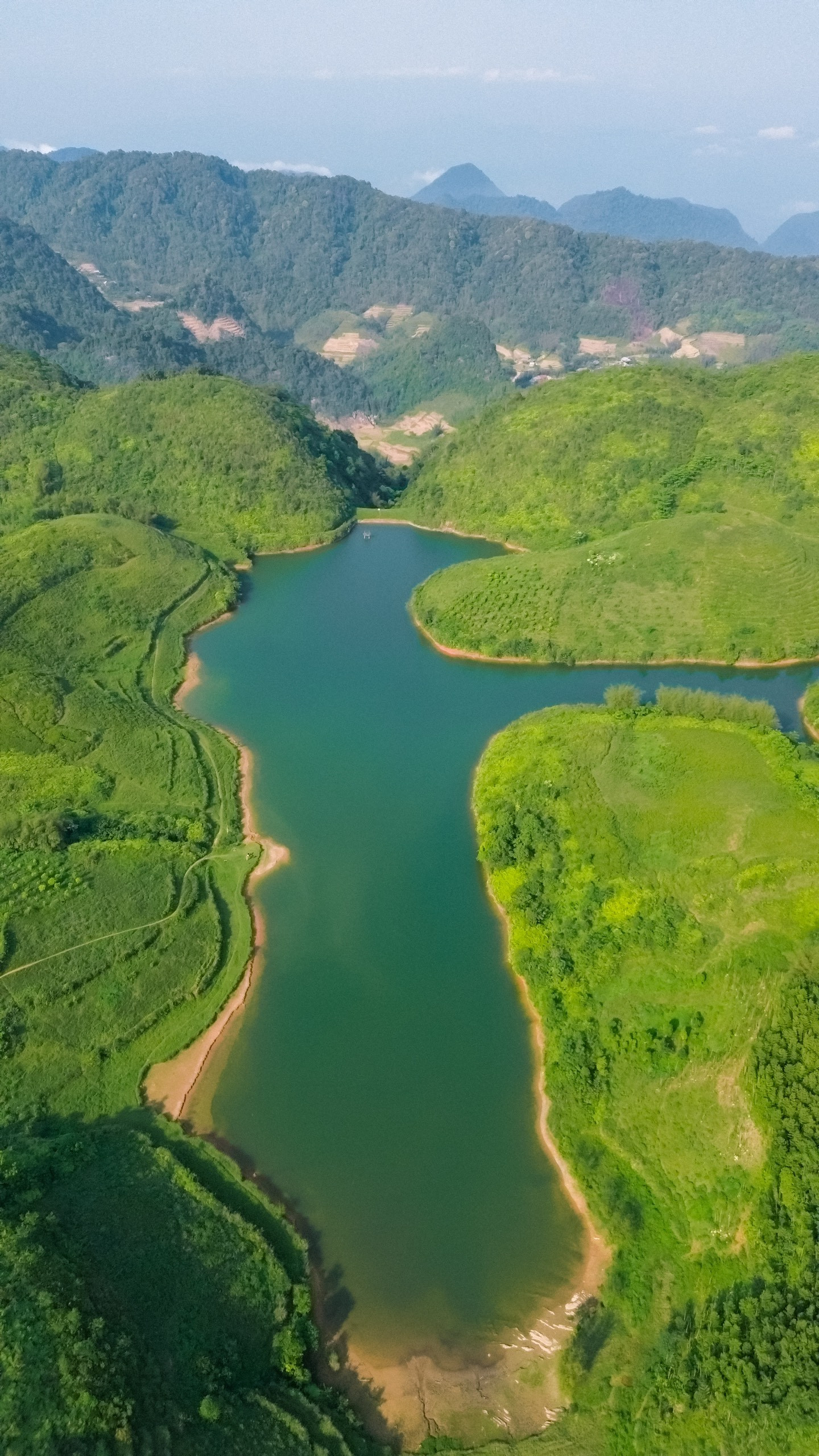 Scenic view of Sam Tạng Lake