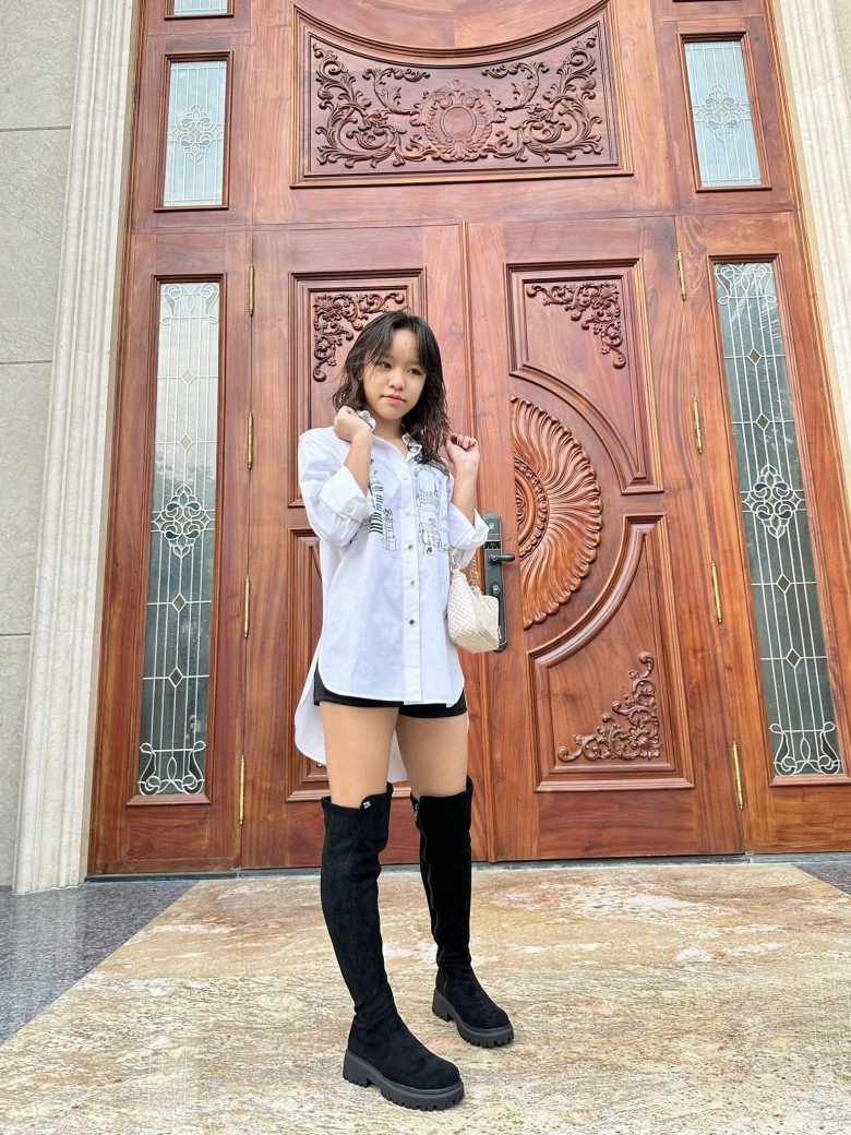 Vóc dáng cao ráo của ái nữ nhà Việt Hương gây chú ý. 